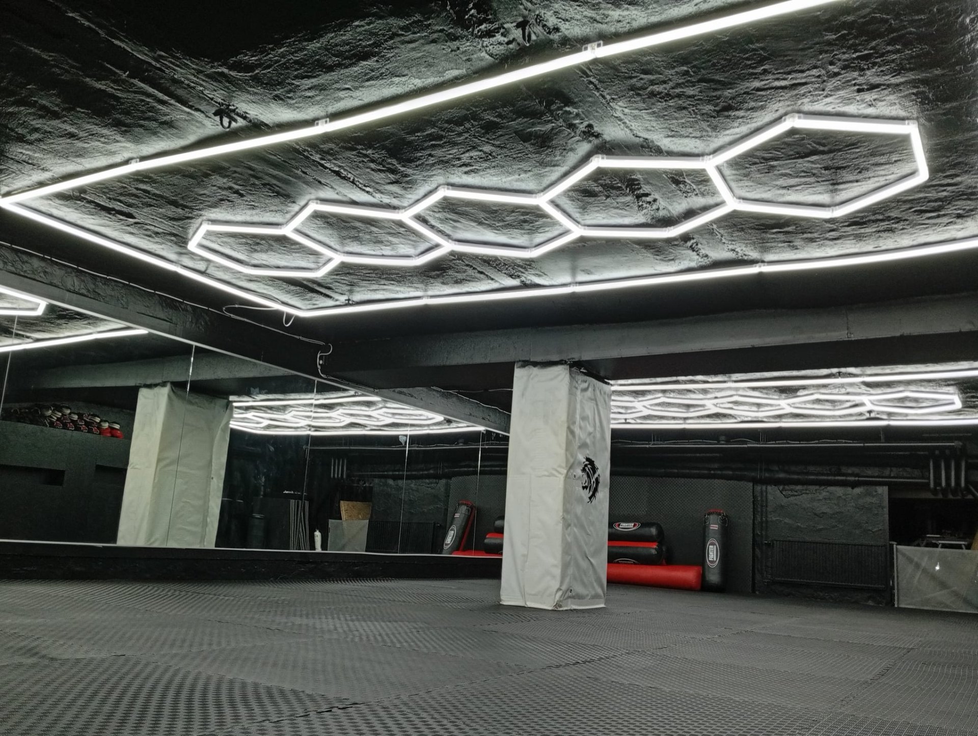 Stockholm Combat dojo med hexagon-belysning